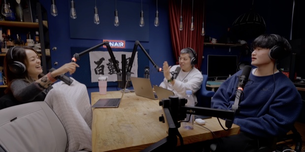 A conversation in the Bailingguo Podcast studio